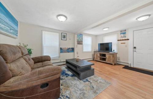 Warwick House | Oakland Beach Cottage - Sleeps Up To 4