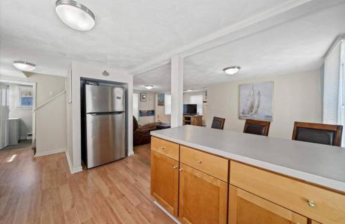 Warwick House | Oakland Beach Cottage - Sleeps Up To 4