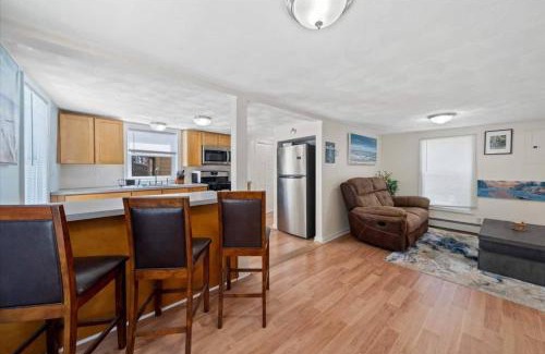 Warwick House | Oakland Beach Cottage - Sleeps Up To 4