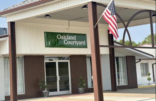 Oakland City Hotel | Oakland Courtyard