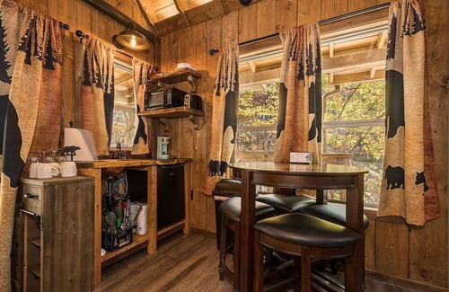 Farmington Cabin | Oakleaf Treehouse | 1BR,1BA, Hot Tub, Secluded Treehouse