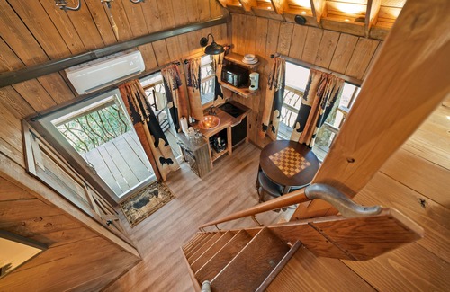 Farmington Cabin | Oakleaf Treehouse | 1BR,1BA, Hot Tub, Secluded Treehouse