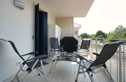 Eraclea Mare Apartment | Oasi moderna con piscina a due passi dal mare