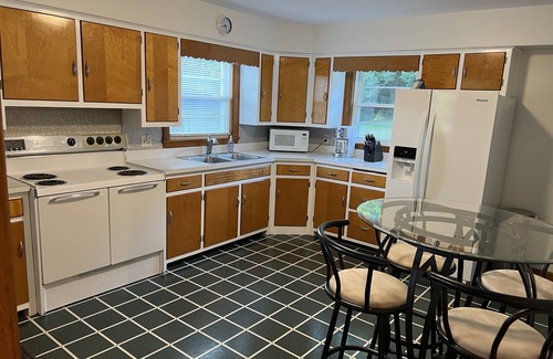 Jasper House | Oasis in the Woods. Next door to the Schnitzelbank. 0.3 miles to the Riverwalk!