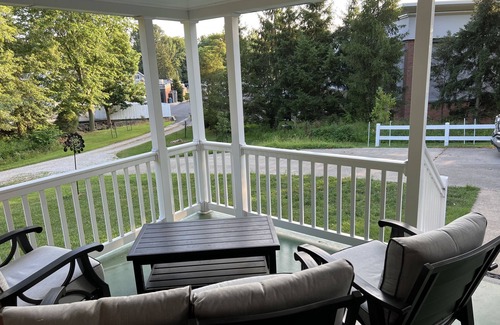 Jasper House | Oasis in the Woods. Next door to the Schnitzelbank. 0.3 miles to the Riverwalk!