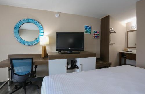 Polk Village Hotel | Oasis Inn