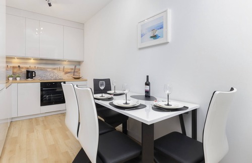 Srodmiescie Apartment | Obrońców Wybrzeża 8 | Beautiful Apartment | Desk