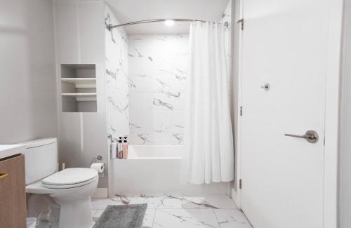 Downtown Apartment | Ocean Breeze 2 bed Apt with FREE PARKING in Santa Monica