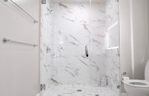 Downtown Apartment | Ocean Breeze 2 bed Apt with FREE PARKING in Santa Monica