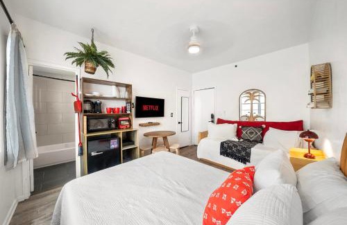Flamingo/Lummus Apartment | Ocean Drive Steps to Sea in South Beach with Free Parking