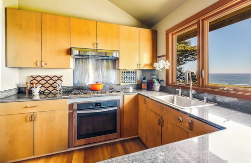 Mendocino House | Ocean Front 2 Bedroom Home/Hot Tub/Fireplace