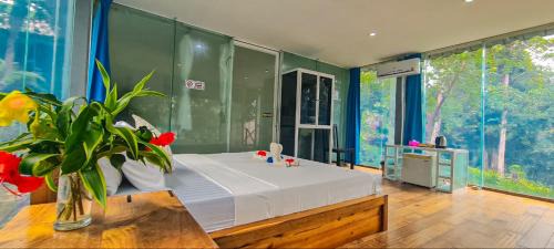 Koh Rong Bed & Breakfast | Ocean Lounge Bungalow