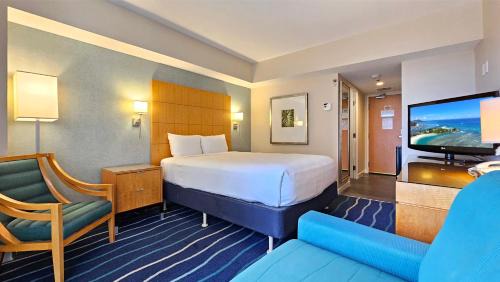 Ala Moana Hotel | Ocean View Room at a resort
