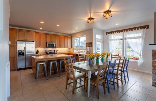 Gleneden Beach House | Ocean View, Steps to Sandy Beach! Hot Tub! Dog Friendly!