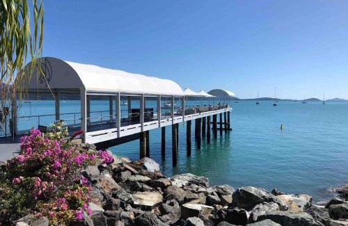 Airlie Beach Apartment | Ocean Views 1Br with Full Kitchen No Steep Hills