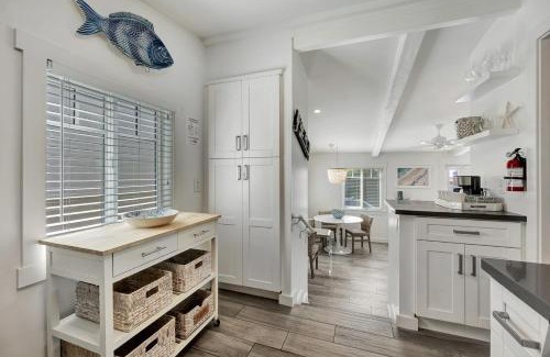 Laguna Beach House | Ocean Views! Detached Villa by Victoria Beach