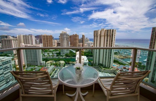 Ala Moana Hotel | Ocean Views from balcony Walk to Beach and Mall 3024