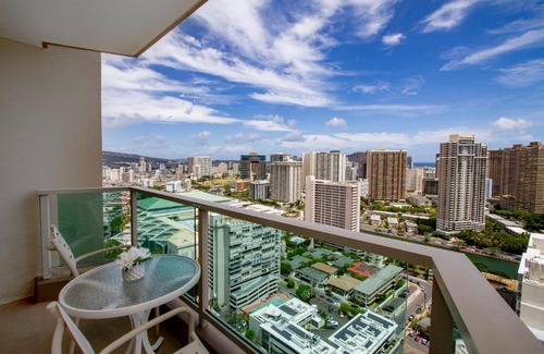 Ala Moana Hotel | Ocean Views from balcony Walk to Beach and Mall 3024