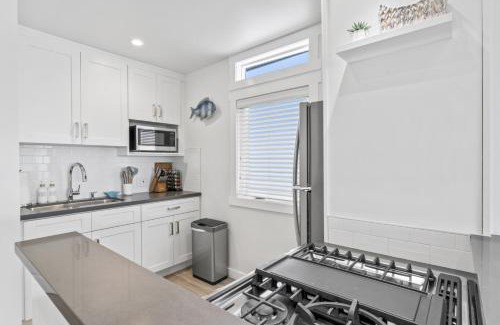 Laguna Beach Apartment | Ocean VIEWS Steps from Victoria Beach Lux Design