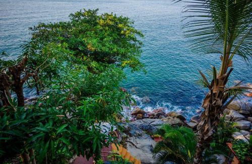 Boca de Tomatlan Villa | Oceanfront 5BR Up to 16 pax