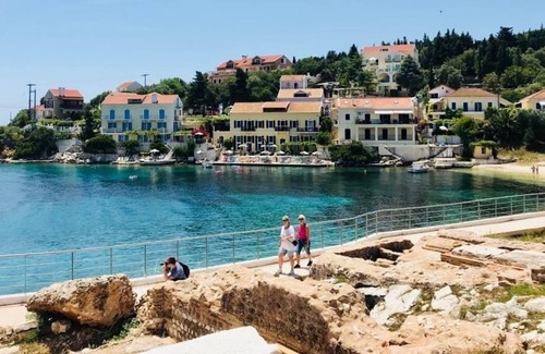 Poros Apartment | Oceanfront couple’s apartment * village center * 50 m from the beach.