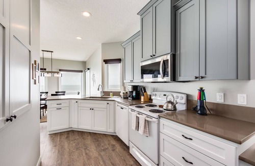 Cloverdale House | Oceanfront house with Ping-Pong table & private hot tub overlooking the ocean