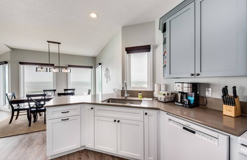 Cloverdale House | Oceanfront house with Ping-Pong table & private hot tub overlooking the ocean