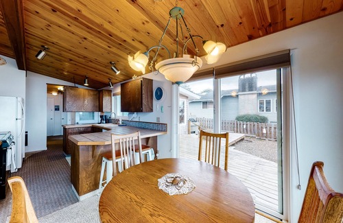 Yachats House | Oceanfront House with Private Hot Tub & Beach Access - Dog-Friendly