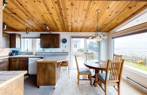 Yachats House | Oceanfront House with Private Hot Tub & Beach Access - Dog-Friendly