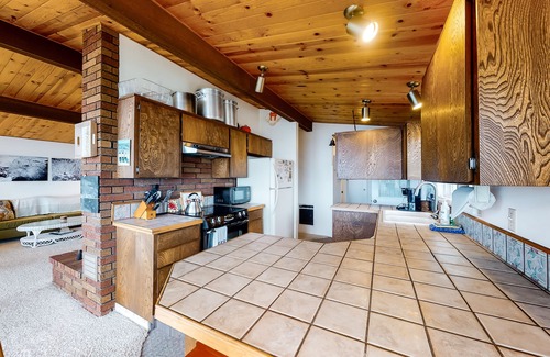 Yachats House | Oceanfront House with Private Hot Tub & Beach Access - Dog-Friendly