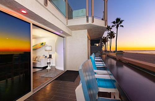 South Mission Beach House | Oceanfront, two-level condo with stunning view, decks, fast WiFi & fireplace