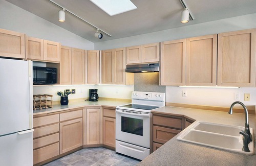 Yachats House | Oceanfront Views! Hot Tub! Walk to Everywhere in Yachats!