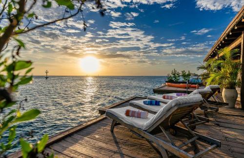 De Bruynewijk Villa | Oceanfront Villa with Overwater Deck