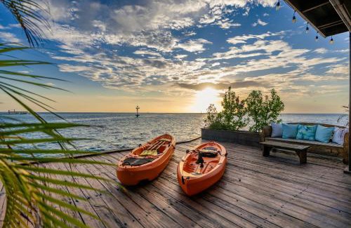 De Bruynewijk Villa | Oceanfront Villa with Overwater Deck