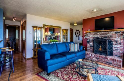 Yachats House | Oceanfront Wave Watching with Hot Tub! Beyond the Sea