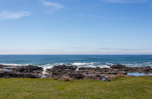 Yachats House | Oceanfront Wave Watching with Hot Tub! Beyond the Sea