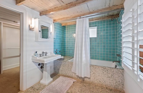 Eastern Malibu House | Oceanfront with Hot Tub, BBQ, Private Beach, Dog Friendly