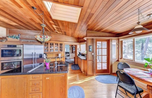 Sidney House | Oceanside Lodge Saanich Inlet