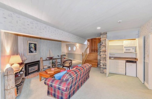 Sidney House | Oceanside Lodge Saanich Inlet