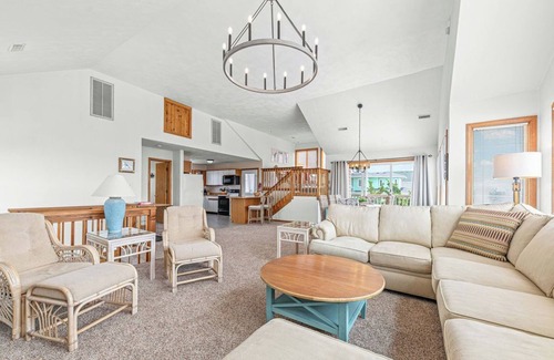Waves House | Oceanside, sound view, dog friendly, private pool, hot tub, golf cart, game room