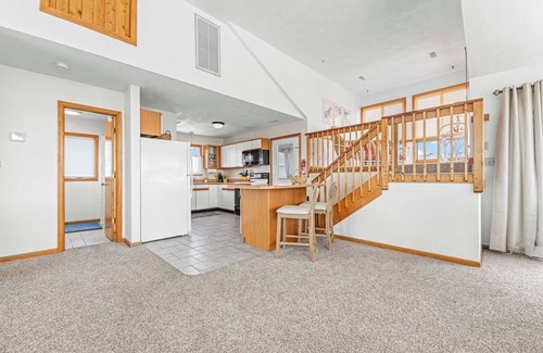 Waves House | Oceanside, sound view, dog friendly, private pool, hot tub, golf cart, game room