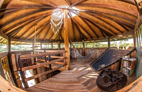 Laguna House | Octagonal house in demolition wood (OkaMauna)