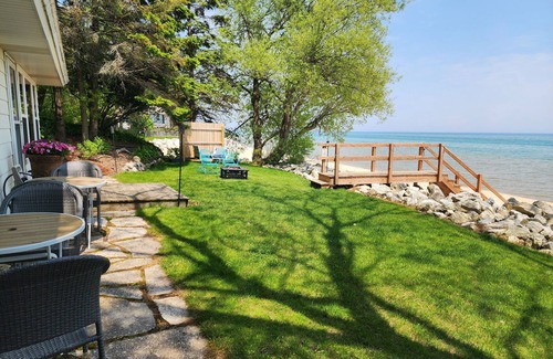 Oostburg Cottage | October Dates available!