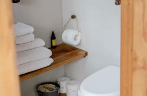 Hallston House | Off-Grid Cabin Surrounded by Nature - Hot Tub - Arlo
