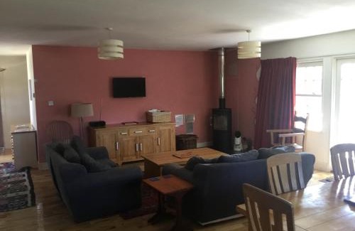 Langport House | Off grid chalet . HOT TUB & SAUNA. Kid friendly.