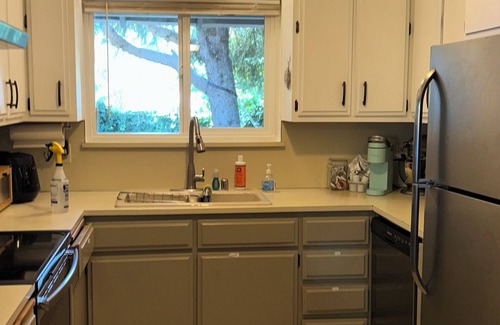 Dunsmuir House | Offers single guests & groups a quiet stay near Mt. Shasta, fuel & amenities.