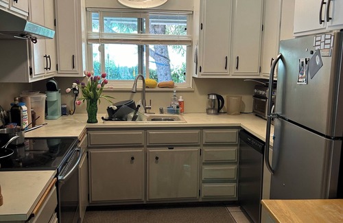 Dunsmuir House | Offers single guests & groups a quiet stay near Mt. Shasta, fuel & amenities.