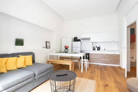 Am Alten Sudlichen Friedhof Apartment | Oktoberfest Oasis for up to 12