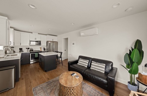 Southern Crossing House | Old Mill Cottage: Steps to Old Mill and Deschutes