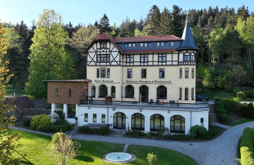 Luftkurort Luckendorf Villa | Old spa house in Lückendorf/Oybin in the Zittau Mountains /SCHLOSS GLOWE
